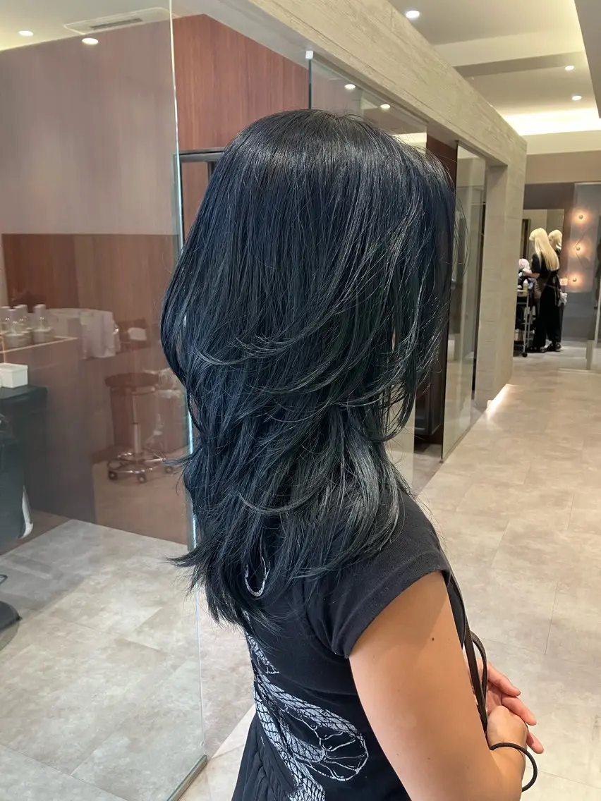 ロング カラー ブルーカラー ネイビーカラー レイヤーカット サキ🤍ハイトーン 🩰くびれ巻きヘアのヘアスタイル