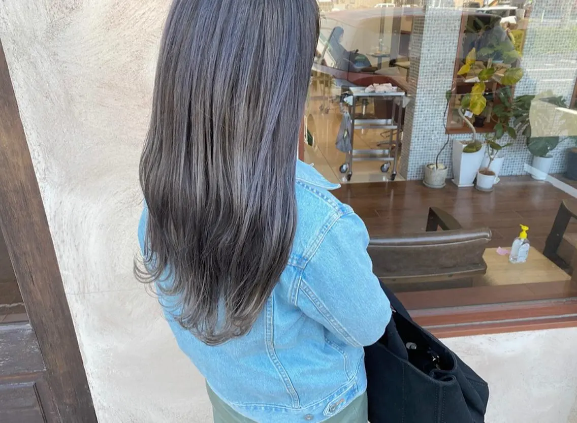 ロング カラー アッシュ ブリーチ 透明感カラー ハイライトカラー シルバー カット ヘアカラー トリートメント 鈴木 翔梧のヘアスタイル