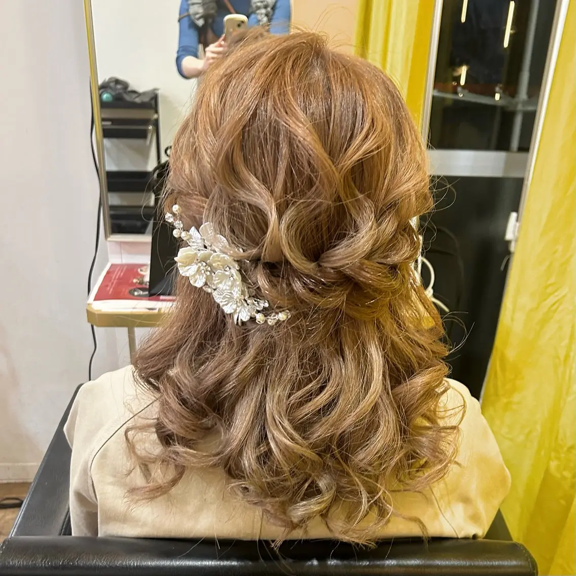 セミロング ヘアアレンジ ハーフアップ ボブ くびれヘア 顔周りカット 髪質改善 ヘアセット ブリーチなしベージュ /ヘアセット/ミユのヘアスタイル