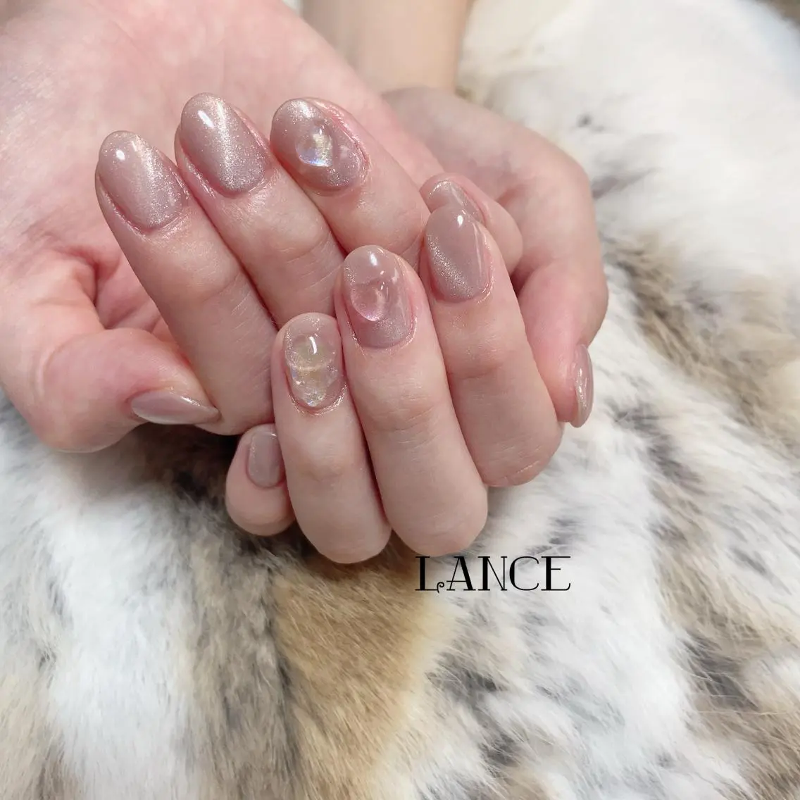 ミディアム ネイル オーロラネイル マグネットネイル ワンホンネイル 冬ネイル ハンドネイル Lance nailのネイルデザイン