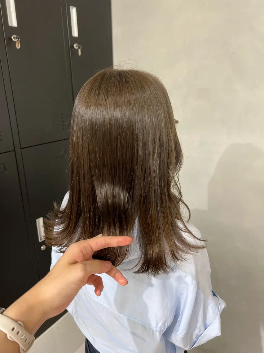 セミロング カラー グレージュ オリーブグレージュ オリーブグレー 小森聖奈 韓国風レイヤーカットのヘアスタイル