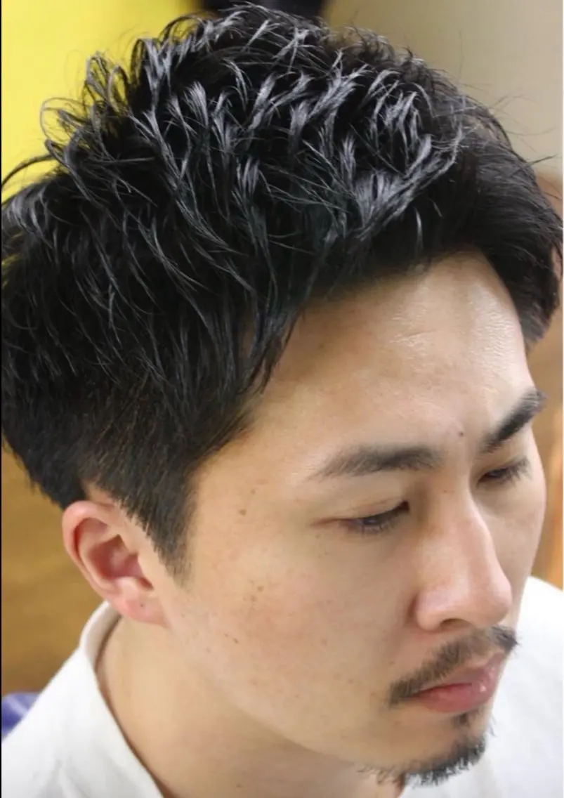 白髪染め+カット💈希望がございましたら、お時間を無駄にせず放置時間中に顔剃りも追加出来ます!※眉毛のみも可の写真