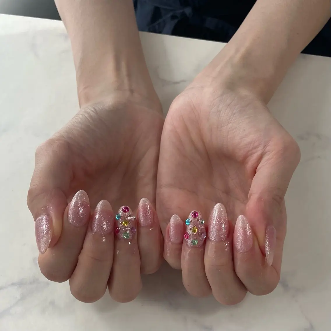 ネイル ラメ(グリッター) ピンク ストーンネイル ハンドネイル 心愛 Knailのネイルデザイン