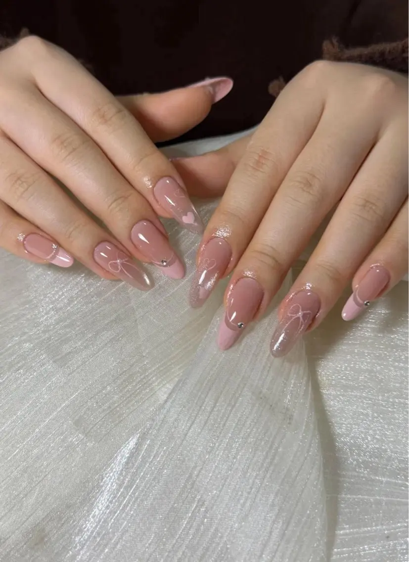 ネイル チークネイル フレンチネイル グラデーション キラキラネイル 韓国ネイル ハンドネイル Minette nailHuongのネイルデザイン