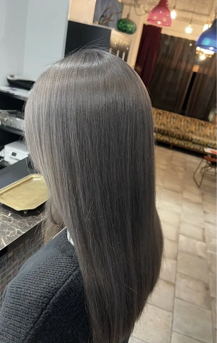 ロング カラー ブリーチ シルバー カラー/アイリスト 麻優のヘアスタイル