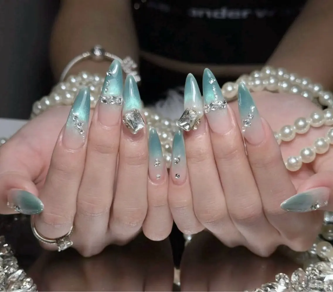ネイル アートネイル ボルドー フレンチネイル ジェルネイル 氷ネイル・うるうるネイル ハンドネイル Julie NailSalonのネイルデザイン