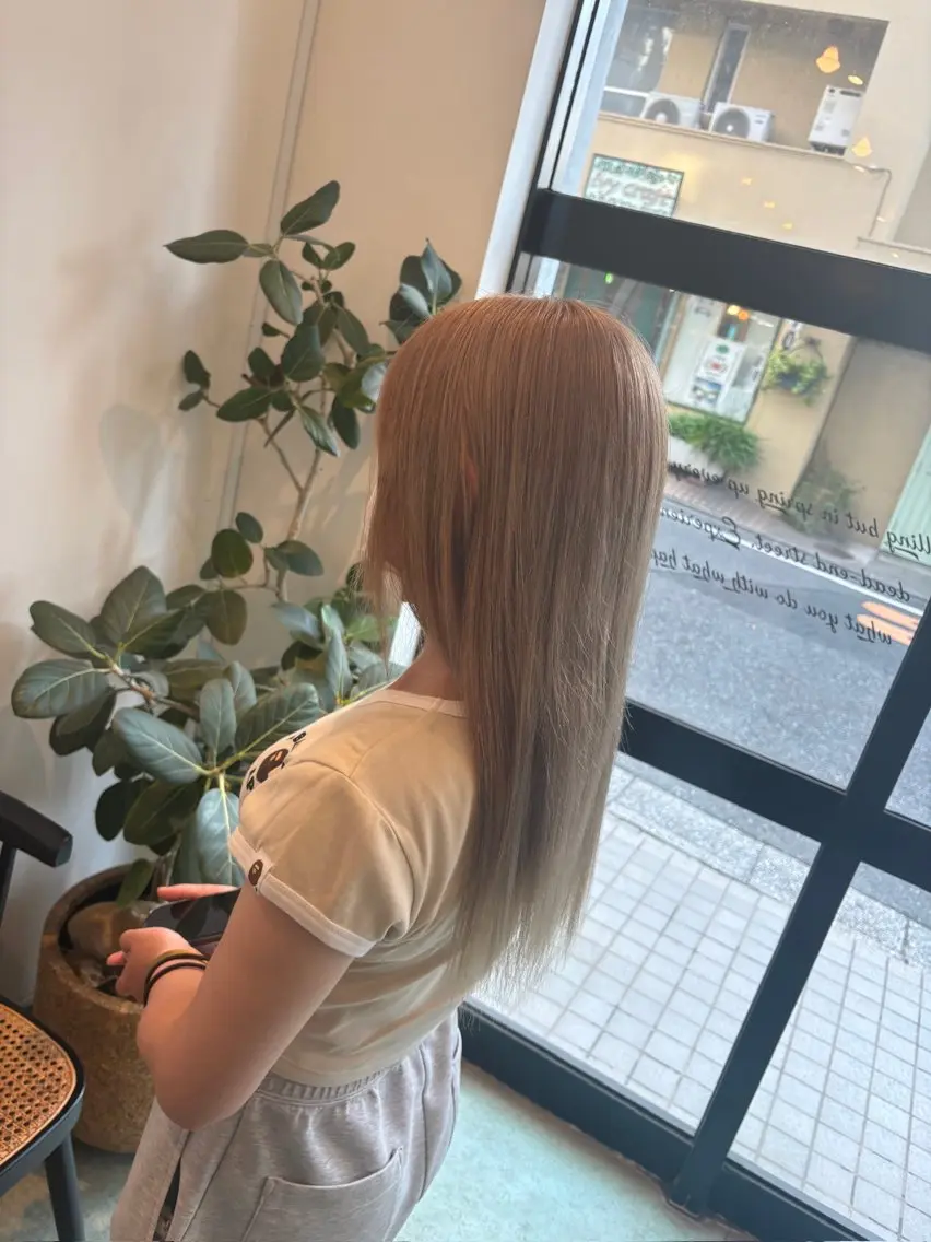 カラー ベージュカラー ハイトーンカラー ハイトーンベージュ ヘアカラー 小林 広汰のヘアスタイル