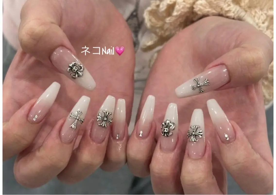 ネイル フレンチネイル ラメ(グリッター) ストーンネイル ワンホンネイル ネコ Nailのネイルデザイン