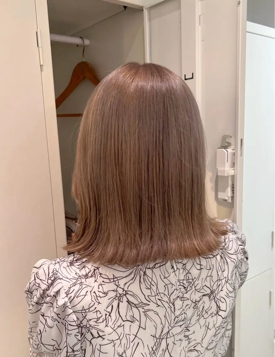 セミロング カラー ヘアカラー トリートメント 艶ハイトーン🔆 ️️️安座間 希のヘアスタイル