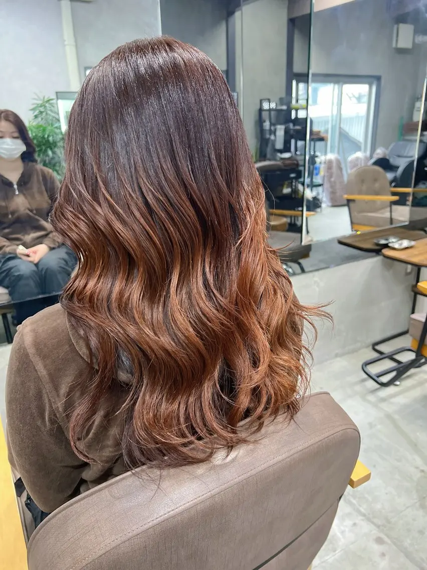 セミロング セミロングパーマ オレンジブラウン ボブ 顔周りカット YUI ハイトーンカラーのヘアスタイル