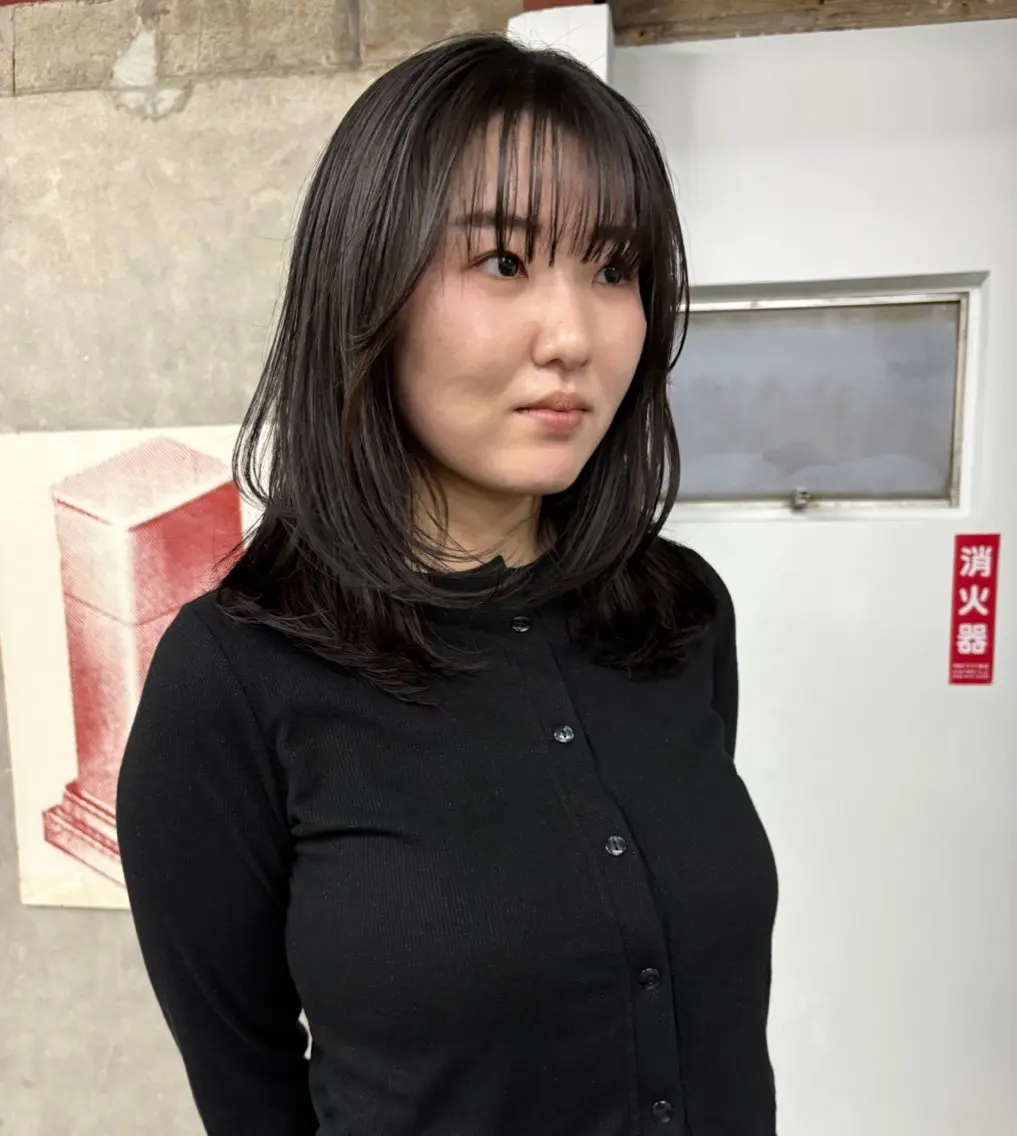 ミディアム カラー レイヤーカット カワクボ ソラのヘアスタイル