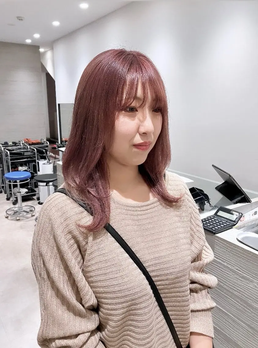 セミロング カラー ベージュカラー ピンクカラー ピンクベージュ サキ🤍ハイトーン 🪩レイヤーカットのヘアスタイル