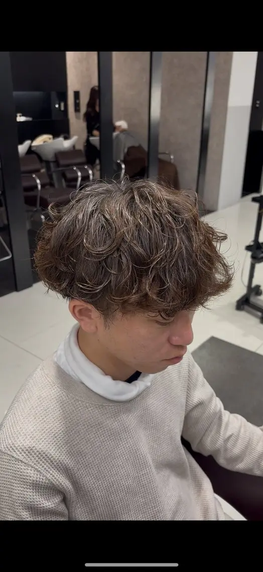 パーマ メンズ センターパート フェザーパーマ マッシュ メンズパーマ スパイキーショート カット パーマ 目崎 丞のヘアスタイル