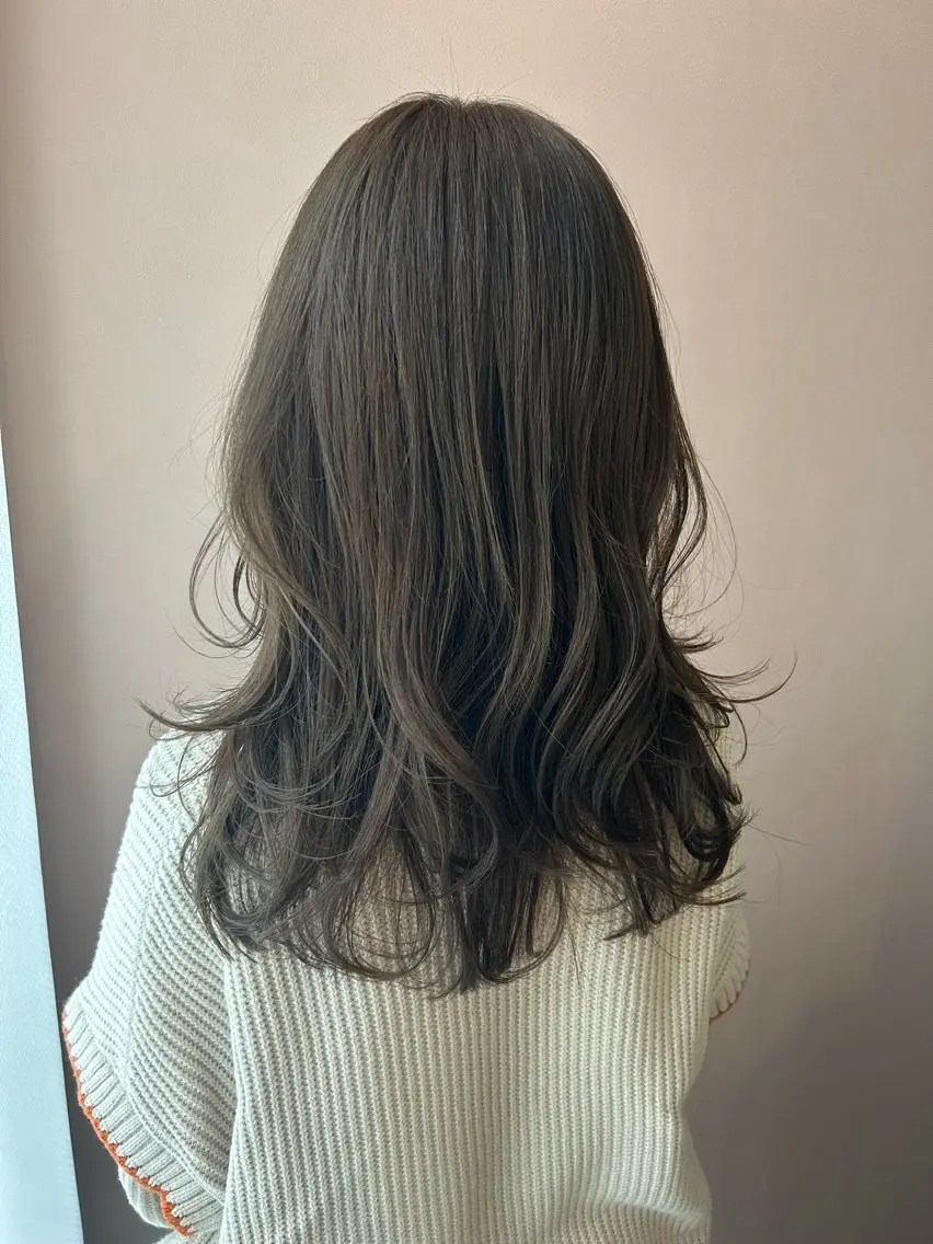 ロング カラー アッシュ ベージュカラー ブリーチ 透明感カラー ブリーチなしカラー カット ヘアカラー トリートメント hubhair レイヤー/透明感のヘアスタイル