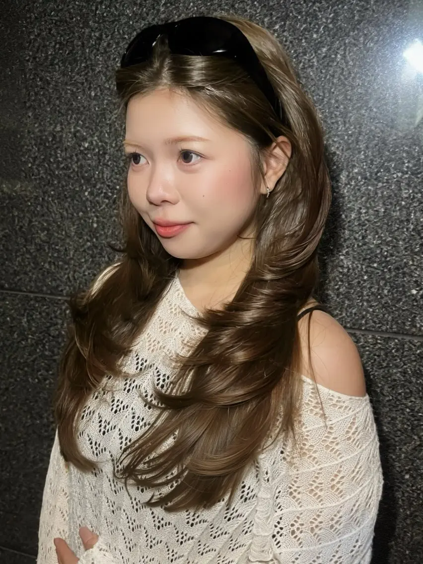 ロング カラー ベージュカラー 透明感カラー オリーブベージュ レイヤーカット カット ヘアカラー YOLO/ HANAのヘアスタイル
