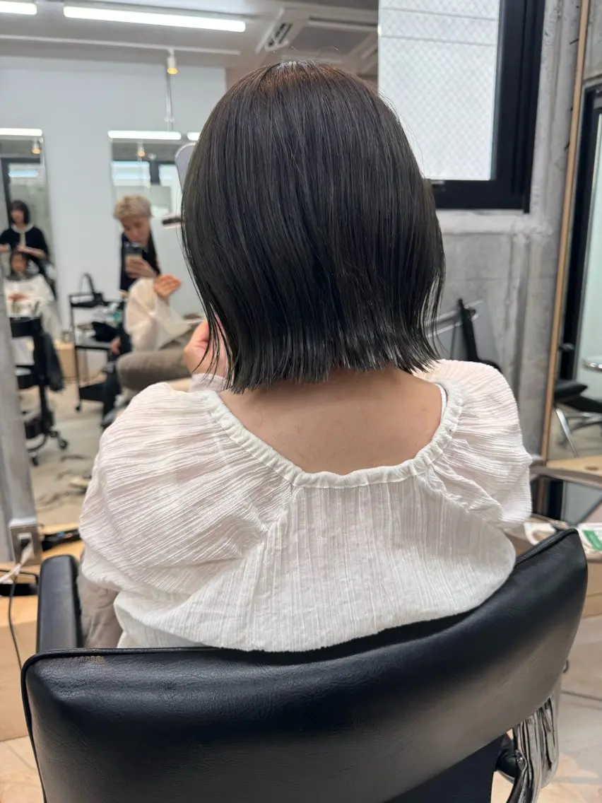 ショート カラー 切りっぱなしボブ レイヤー/縮毛矯正のヘアスタイル