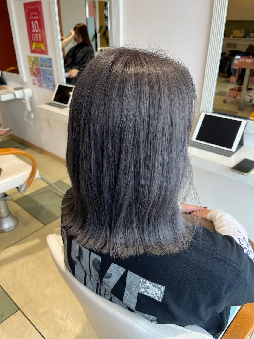 ミディアム カラー momb 折戸結菜のヘアスタイル