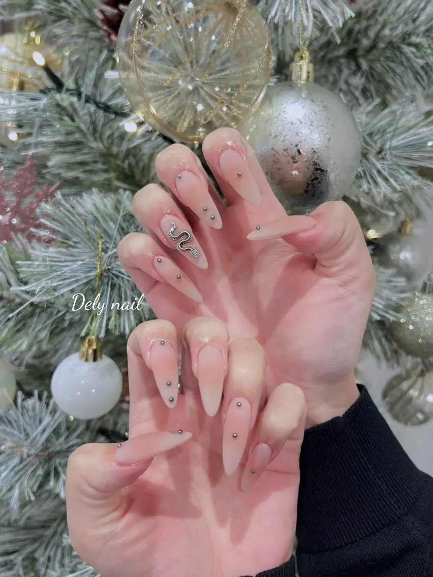 ロング 韓国風ヘア ハンドネイル Dely Nailのネイルデザイン