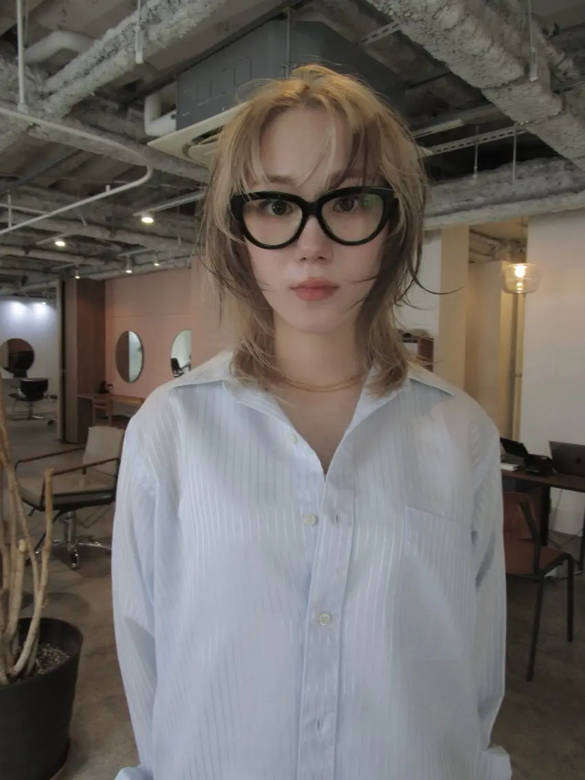 ミディアム カラー ブロンド 顔周りカット レイヤーカット カット ヘアカラー yu maのヘアスタイル