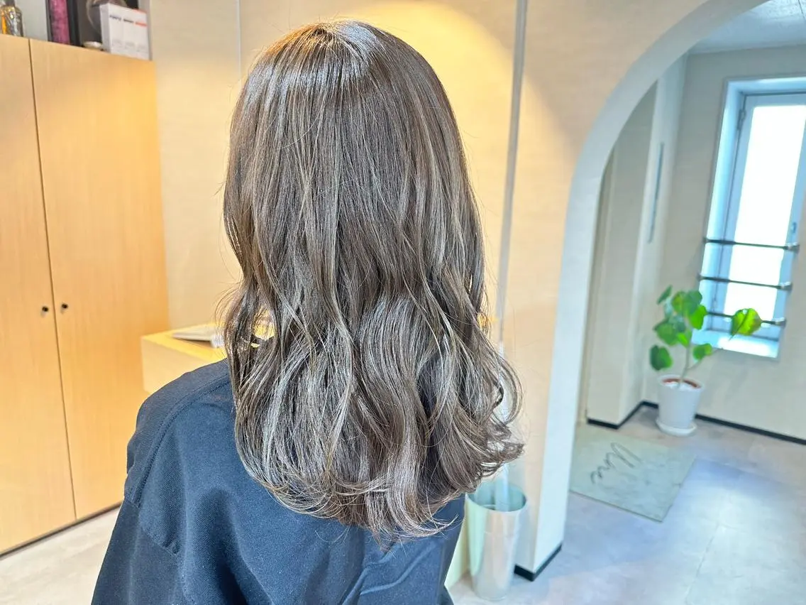 ロング カラー アッシュ ベージュカラー ハイライトカラー ハイライト カット ヘアカラー 【Uneユヌ】菊地 春那のヘアスタイル