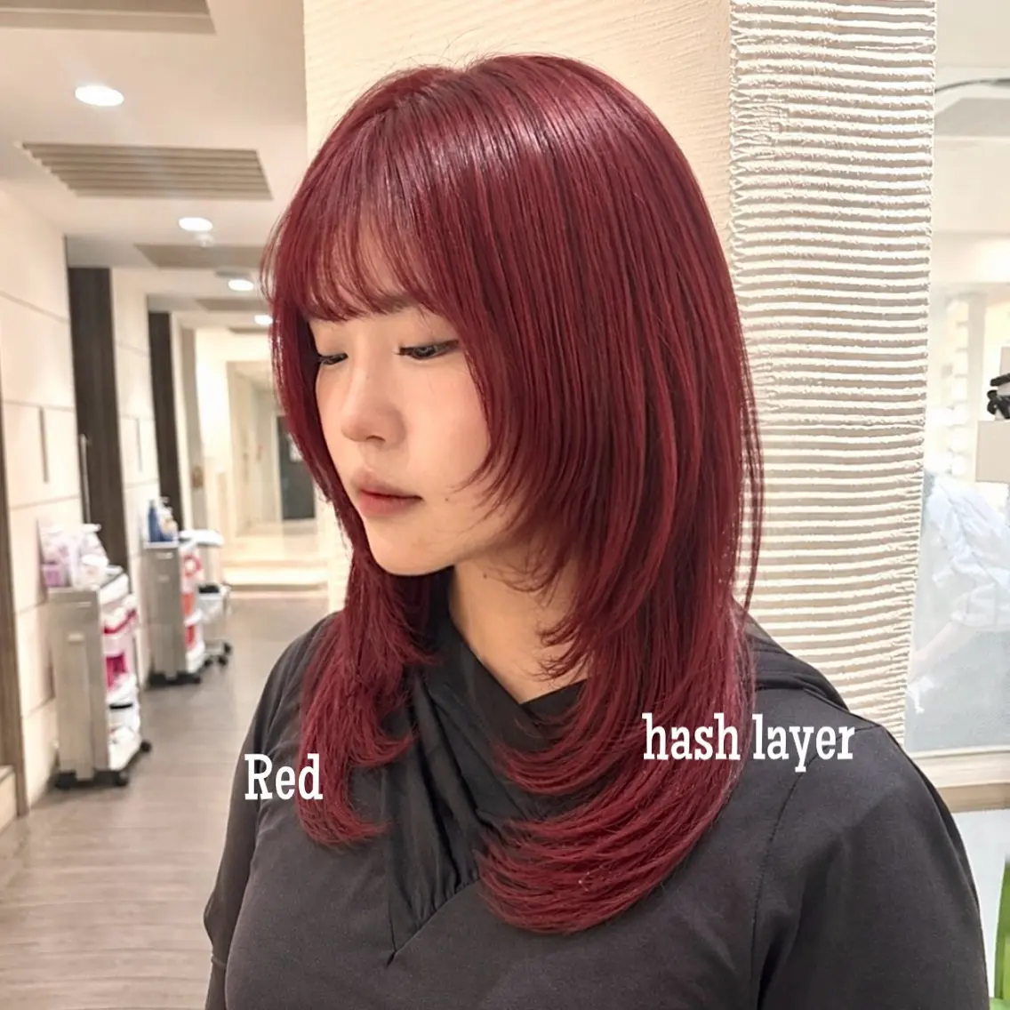 ミディアム カラー ボルドーカラー レッドカラー 顔まわりレイヤー 顔周りカット ハッシュカット カット ヘアカラー トリートメント 暖色カラー/パラッと Bob/モエのヘアスタイル