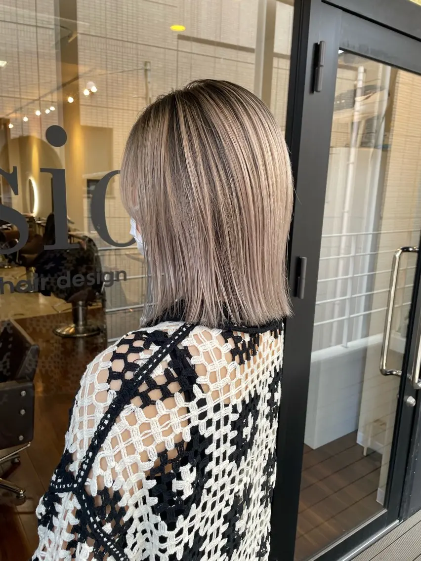 ミディアム ボブ ヘアカラー トリートメント 縮毛矯正ボブ/ 髪質改善/カットのヘアスタイル