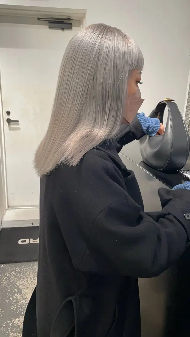 セミロング カラー ヘアアレンジ ブリーチ シルバー ホワイトシルバー カット ヘアカラー トリートメント 艶ハイトーン/ヘア アレンジAYAKAのヘアスタイル