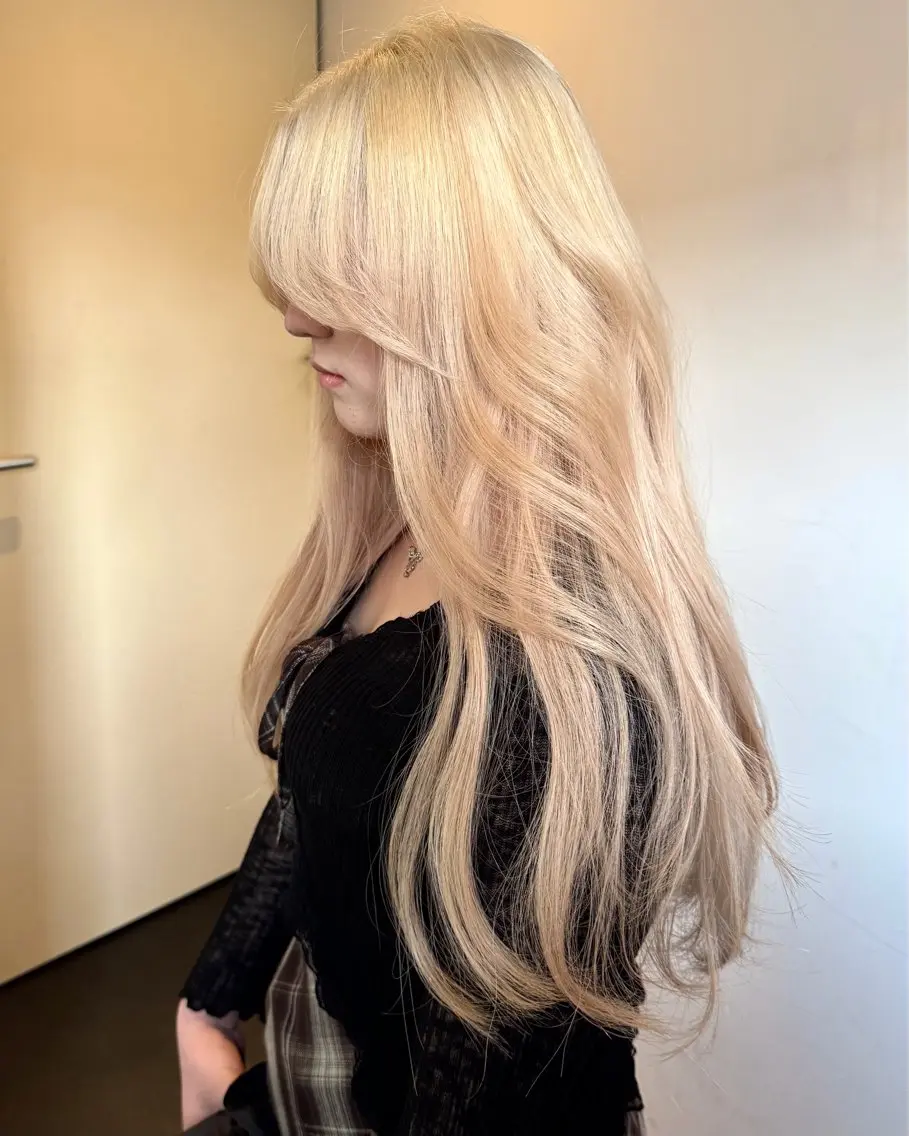 ロング カラー ブリーチ ブロンド ヘアカラー トリートメント RAIMA ケアハイトーンのヘアスタイル
