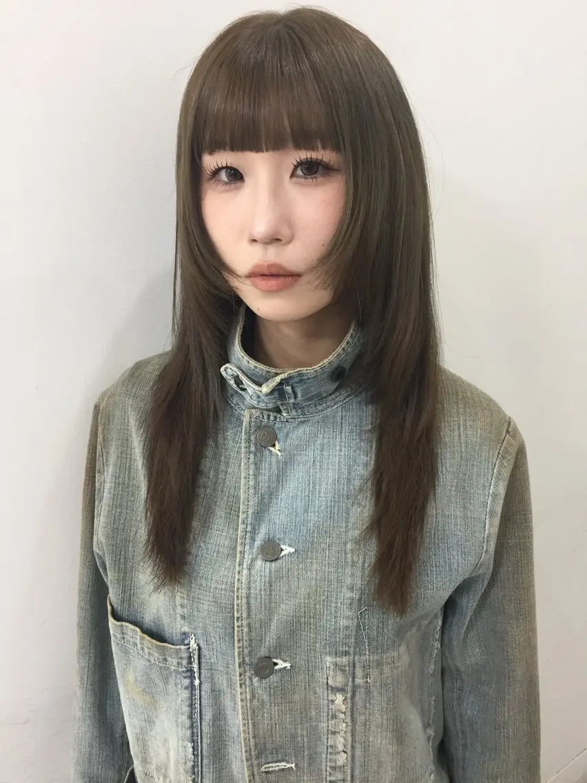 セミロング カラー ベージュカラー ブリーチ ハイトーンカラー オリーブベージュ カット ヘアカラー 杏華レイヤー/ パーマ/ハイトーンのヘアスタイル
