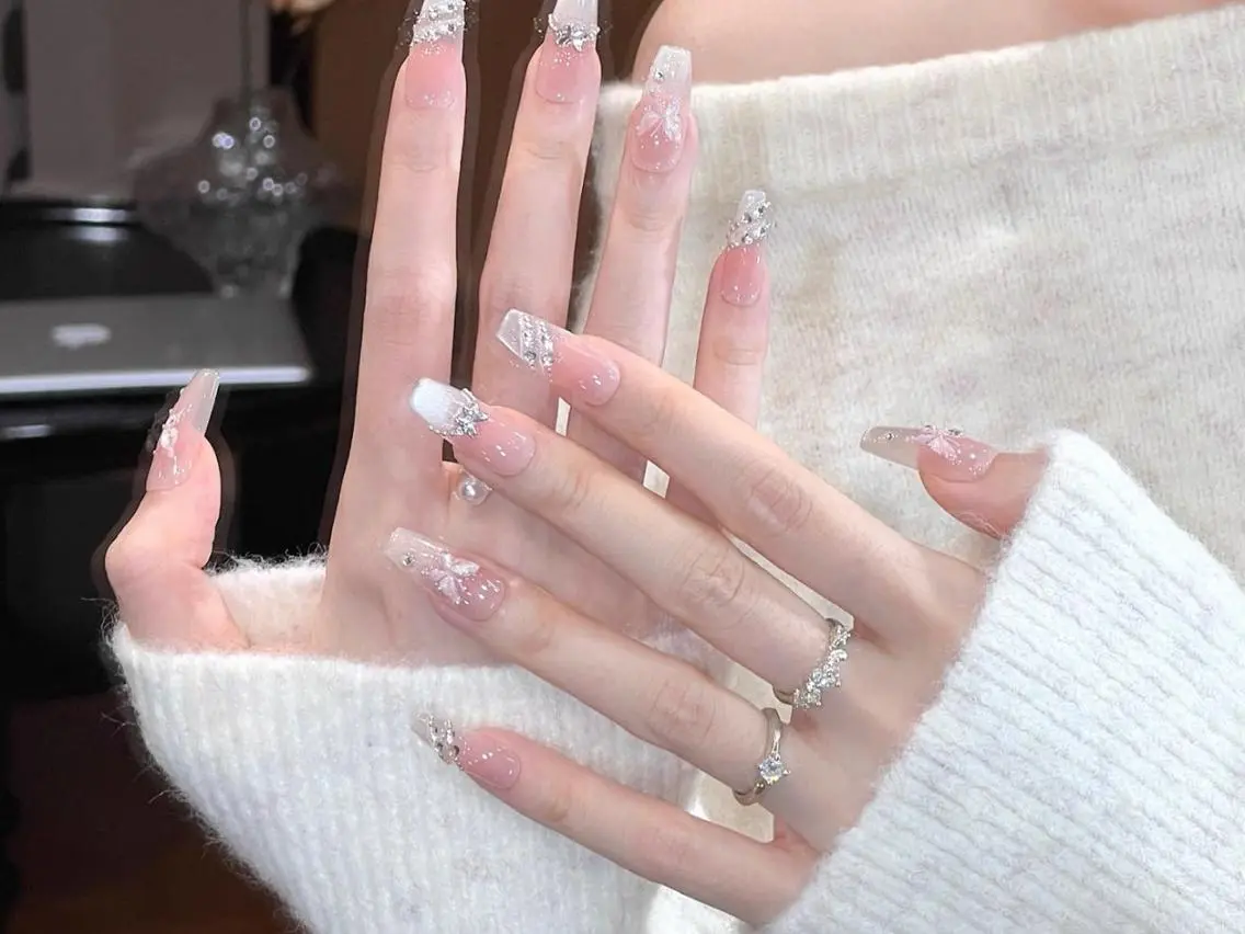 ネイル アートネイル フラッシュネイル ガーリー ホログラムネイル ミディアムネイル ハンドネイル ハンドケア 🎀Momo 🎀のネイルデザイン