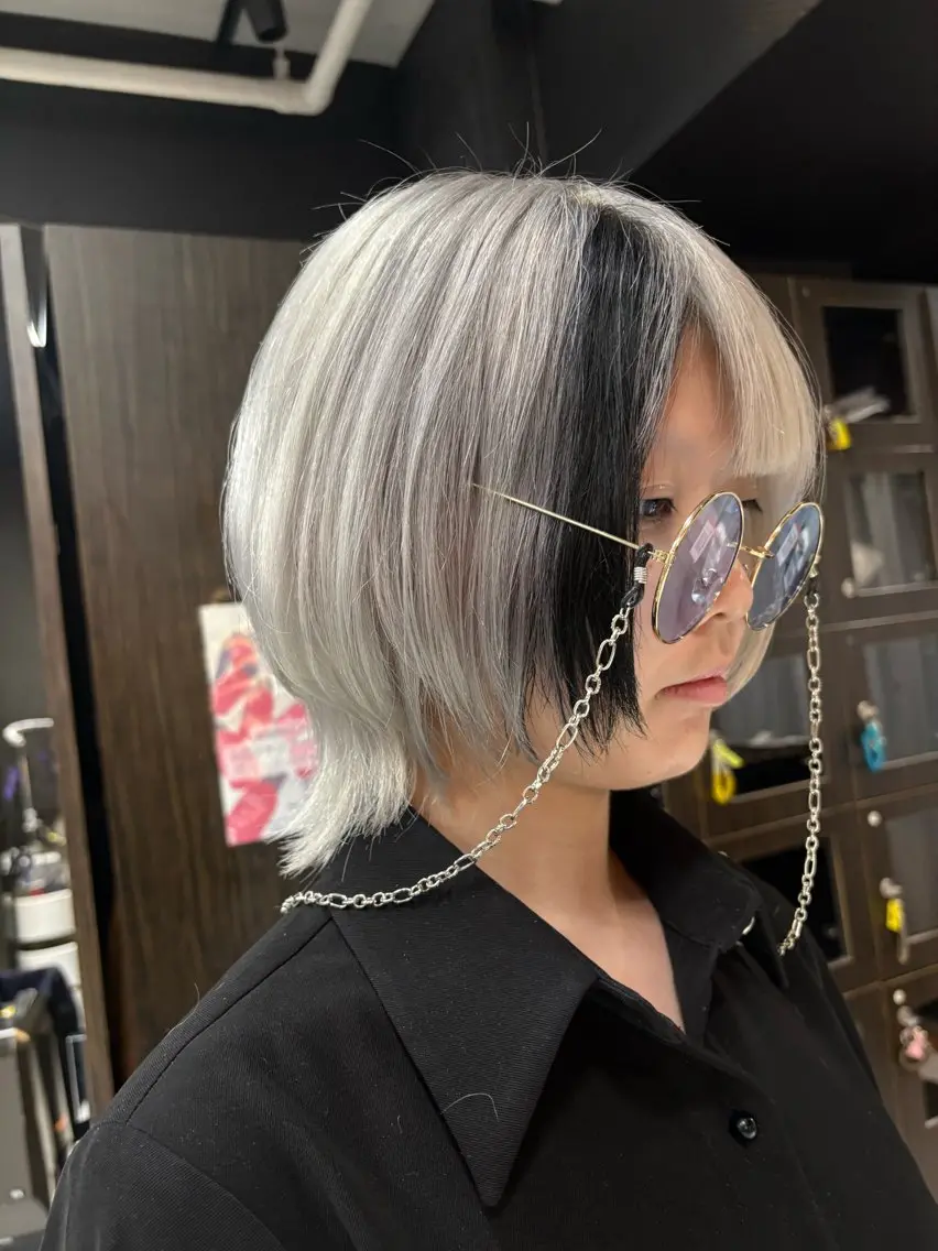 ミディアム カラー シルバー ホワイトシルバー ウルフカット ヘアカラー トリートメント グレージュ達人/赤み 消し/ブリーチ/岩崎のヘアスタイル