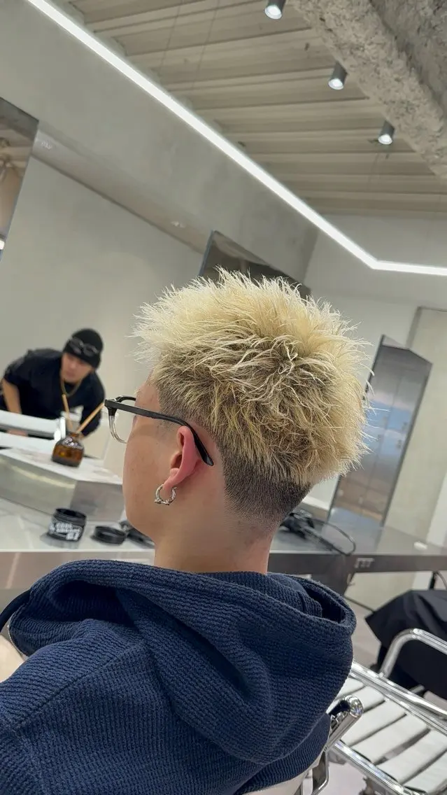 ショート メンズ メンズブリーチ フェードカット メンズハイトーン メンズショート スパイキーショート カット トリートメント メンズ特化/パーマ/ フェード/渋谷/千尋のヘアスタイル