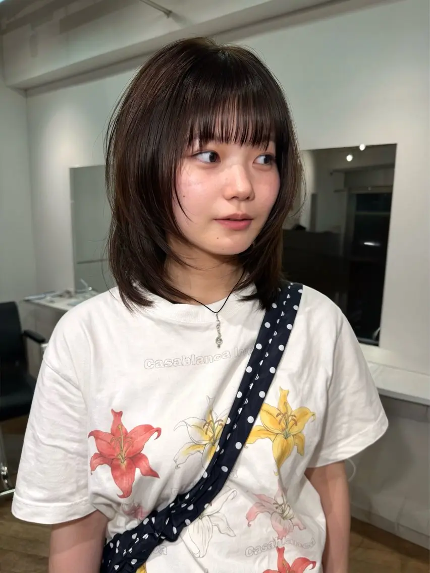 ミディアム ミディアムレイヤー レイヤーカット カット ヘアカラー トリートメント sota／透ける モノトーン/抜け感のヘアスタイル