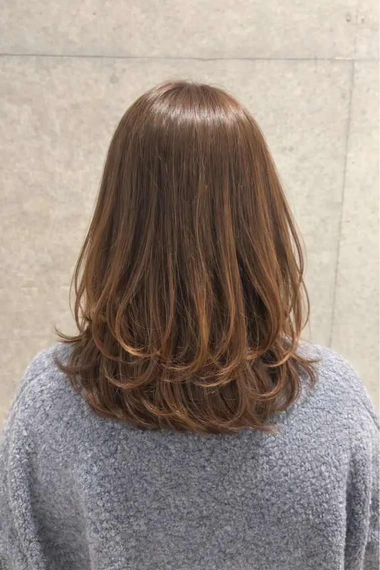 セミロング カット 南 菜花のヘアスタイル
