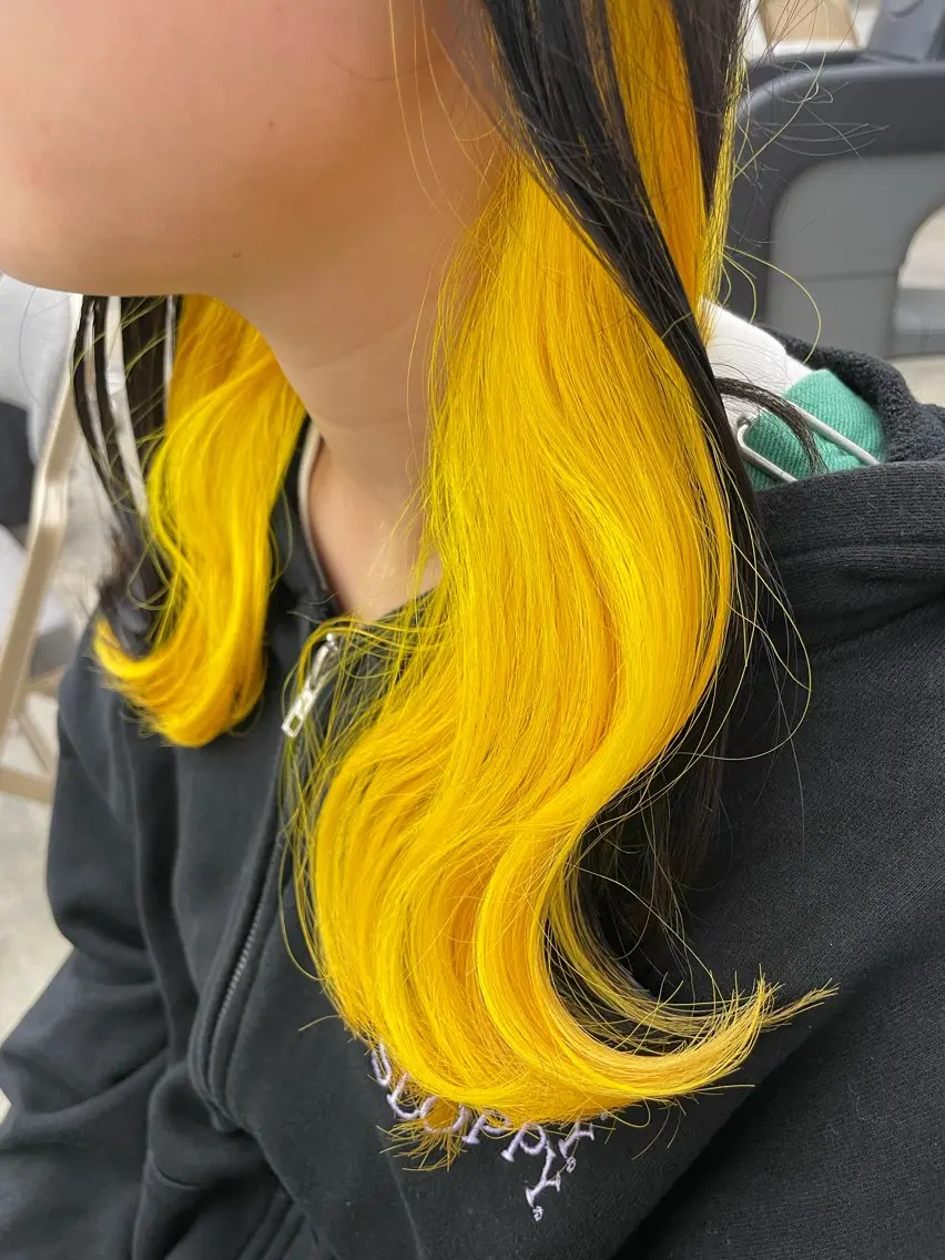 セミロング カラー ヘアカラー インナーカラー 推し ブリーチ 髪質改善のヘアスタイル