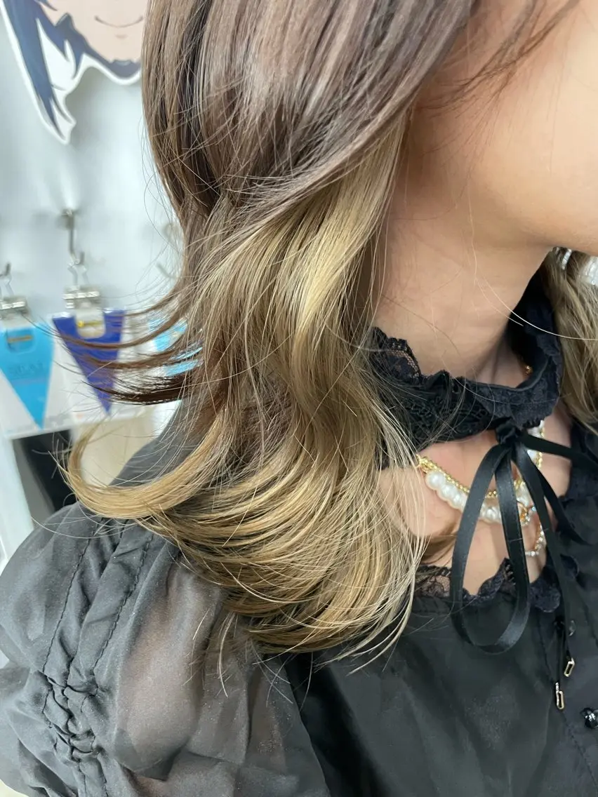 セミロング カラー ヘアカラー インナーカラー 推し ブリーチ  髪質改善のヘアスタイル