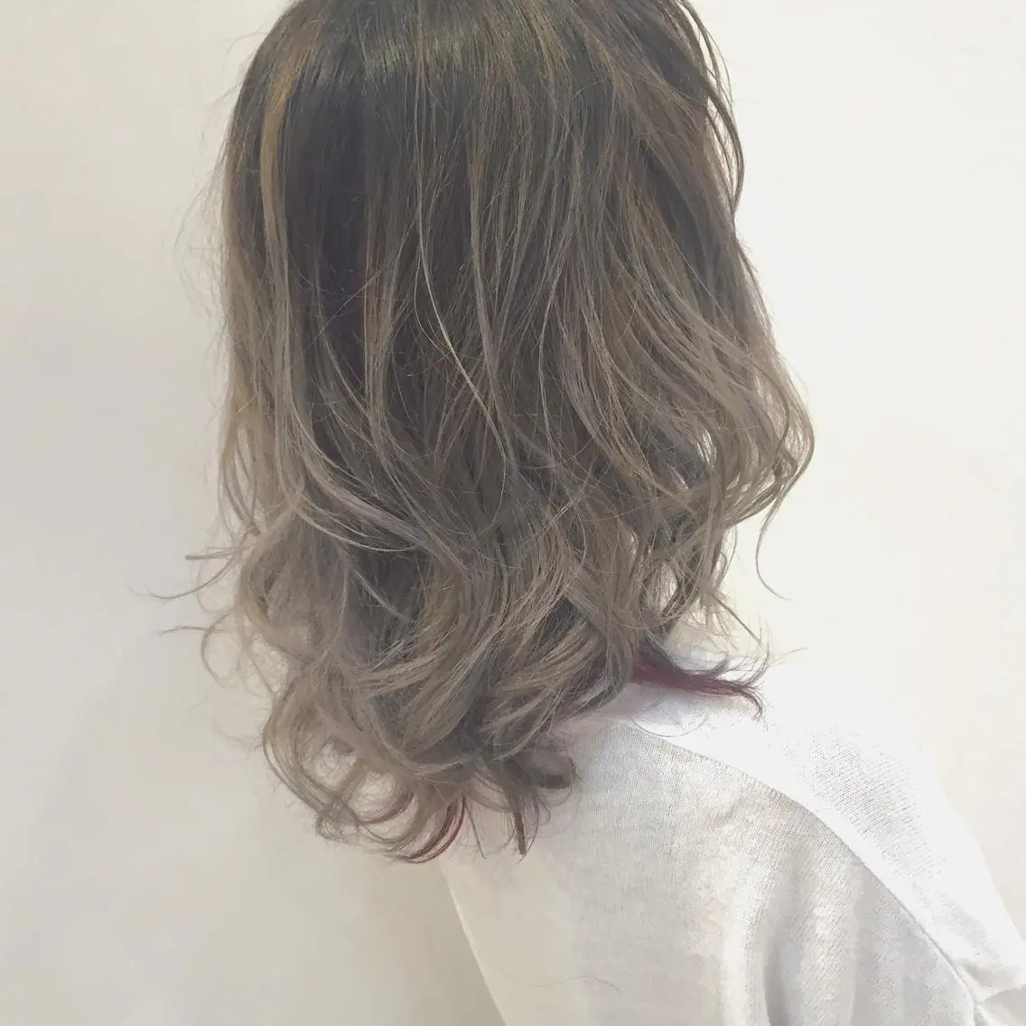 ミディアム セミロング ロング カラー パーマ アッシュ グラデーションカラー シルバー シルバーアッシュ ハイトーン×髪質改善 KENTAのヘアスタイル