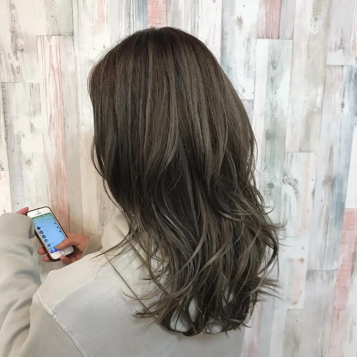 セミロング カラー ハイライトカラー ハイライト ヘアカラー 伊東 彩花のヘアスタイル
