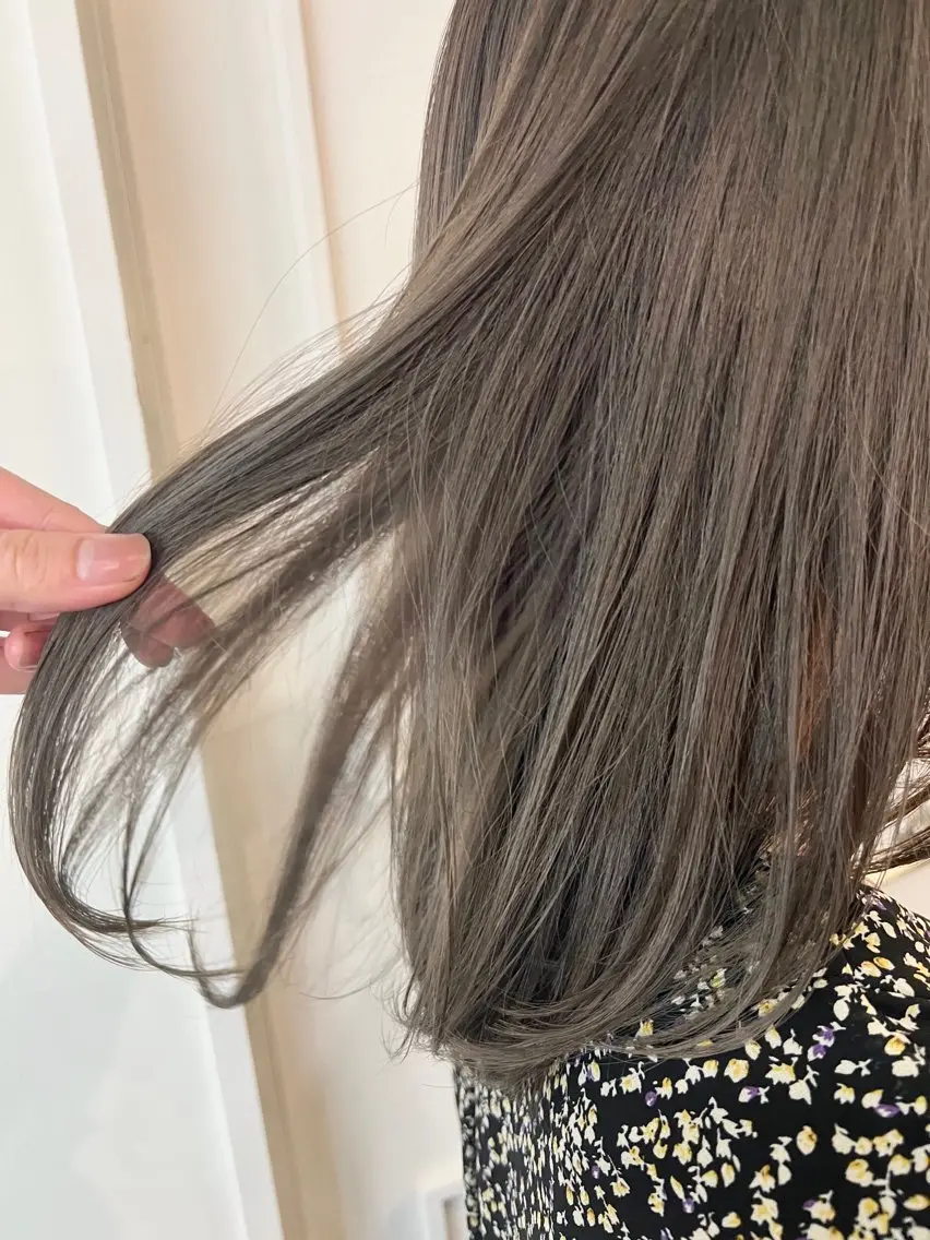 ミディアム カラー グレージュ オリーブグレージュ オリーブグレー miyu✂︎Lien カットモデル募集中のヘアスタイル