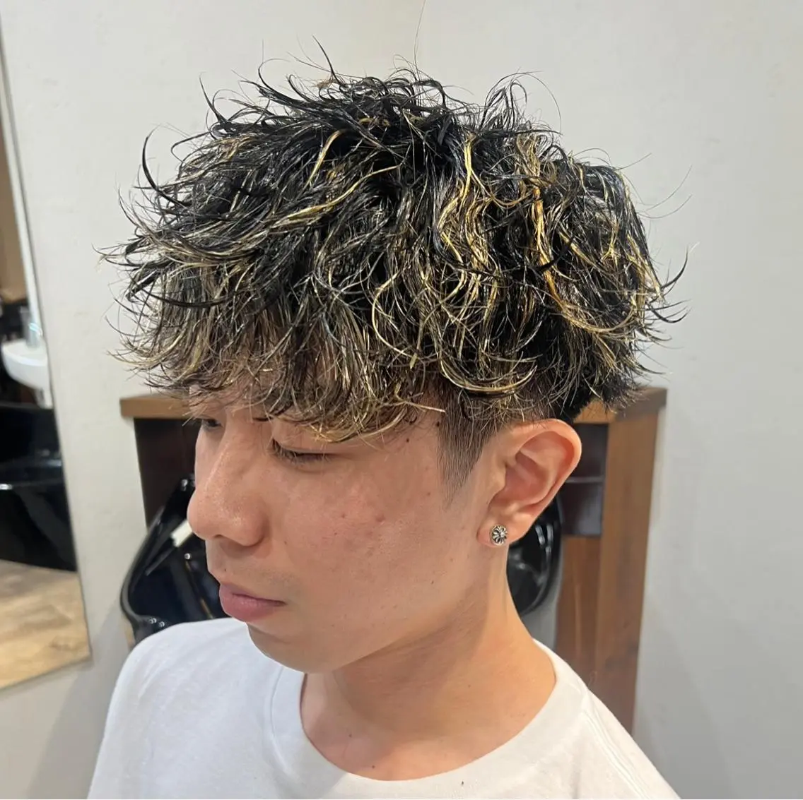 メンズ メンズハイライト 波巻きパーマ 新宿無料メンズカット 松橋　風弥のヘアスタイル