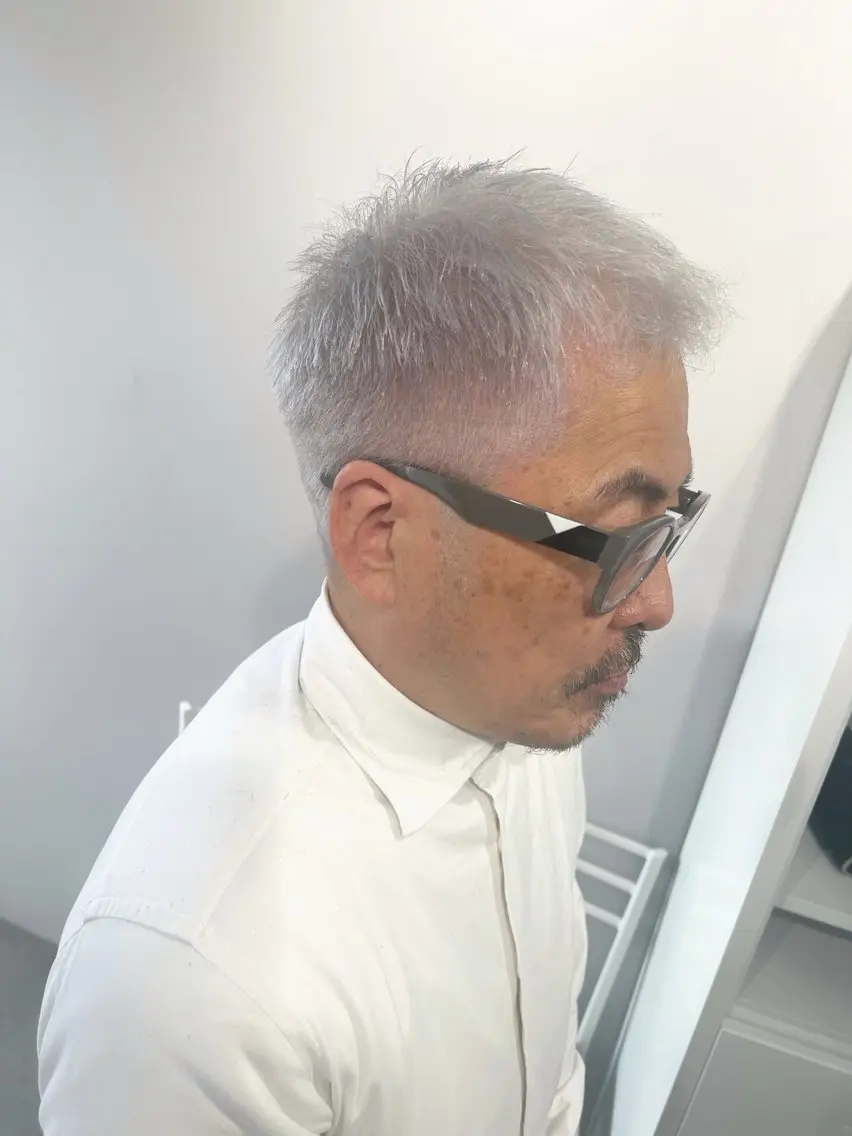 カラー メンズ メンズブリーチ メンズ韓国風 メンズウルフカット ベージュカラー ブリーチ カット ヘアカラー トリートメント ブリーチ/髪質改善/ レイヤー/YUTOのヘアスタイル