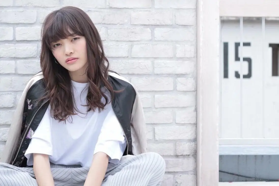 ロング カラー ヘアアレンジ マツエク・マツパ レイヤーカット✖️ 柔らかベージュカラーのヘアスタイル