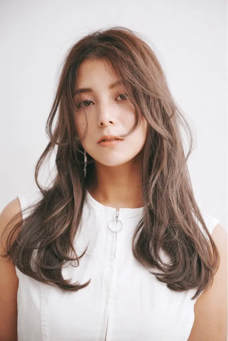 ロング カラー パーマ 透明感カラー グレージュ レイヤーカット 仲西 愛鈴のヘアスタイル