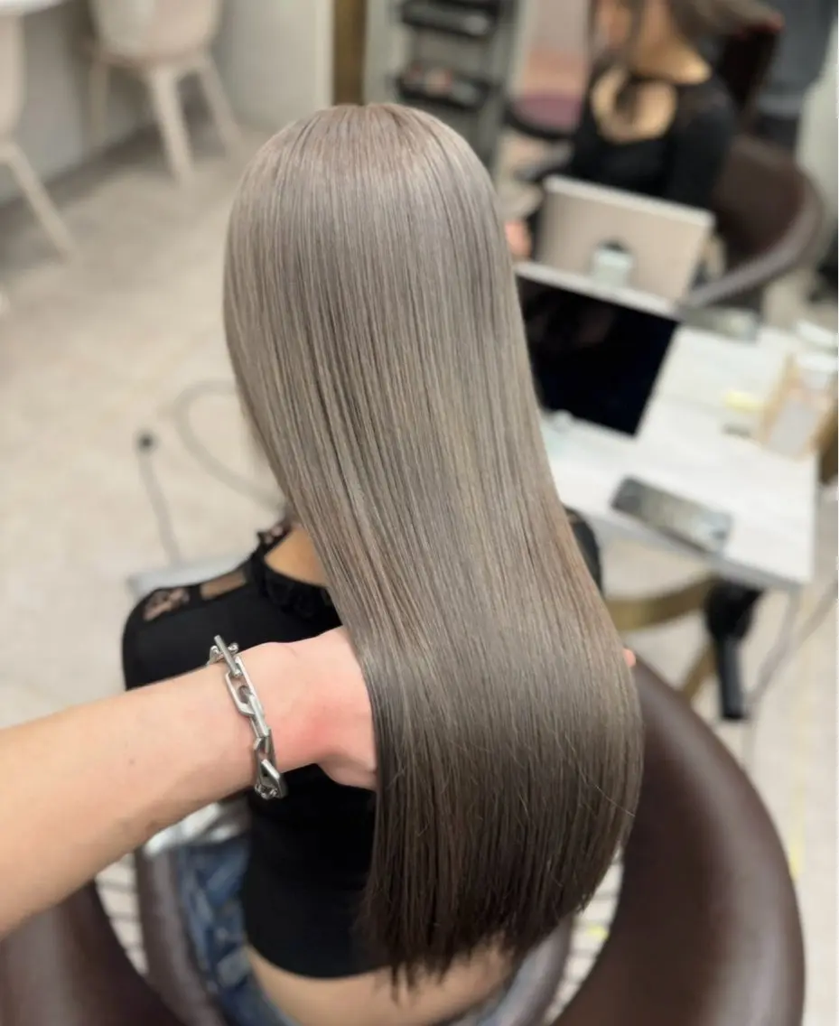 ロング カラー ヘアカラー トリートメント tomoya 透明感のグレージュのヘアスタイル
