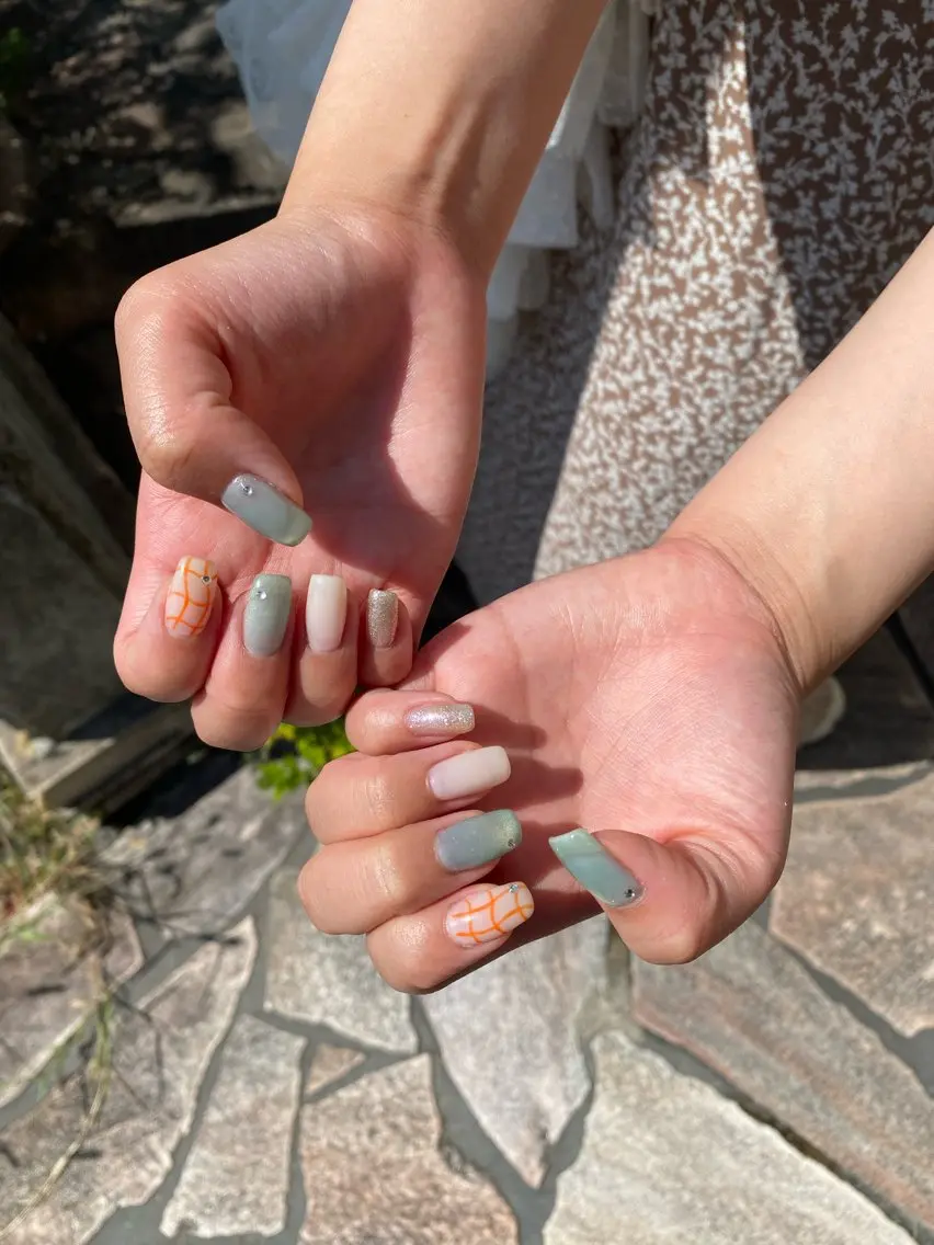 ネイル ブルー オレンジ シンプルネイル ハンドネイル 伊里 怜華のネイルデザイン