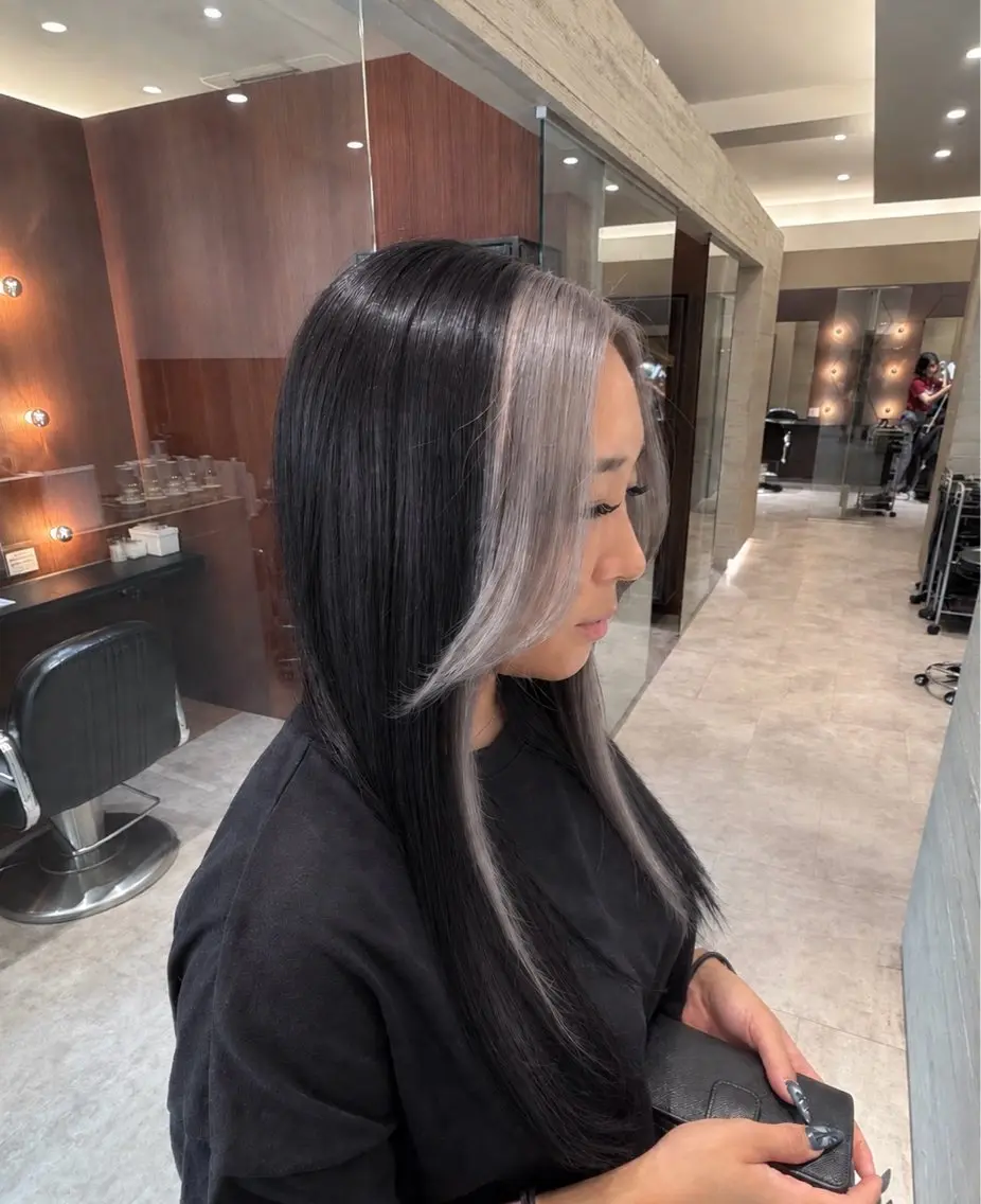 カラー ミストバング フェイスフレーミング シルバー ヘアカラー ナカイフウタ/パーマ /透明感カラーのヘアスタイル