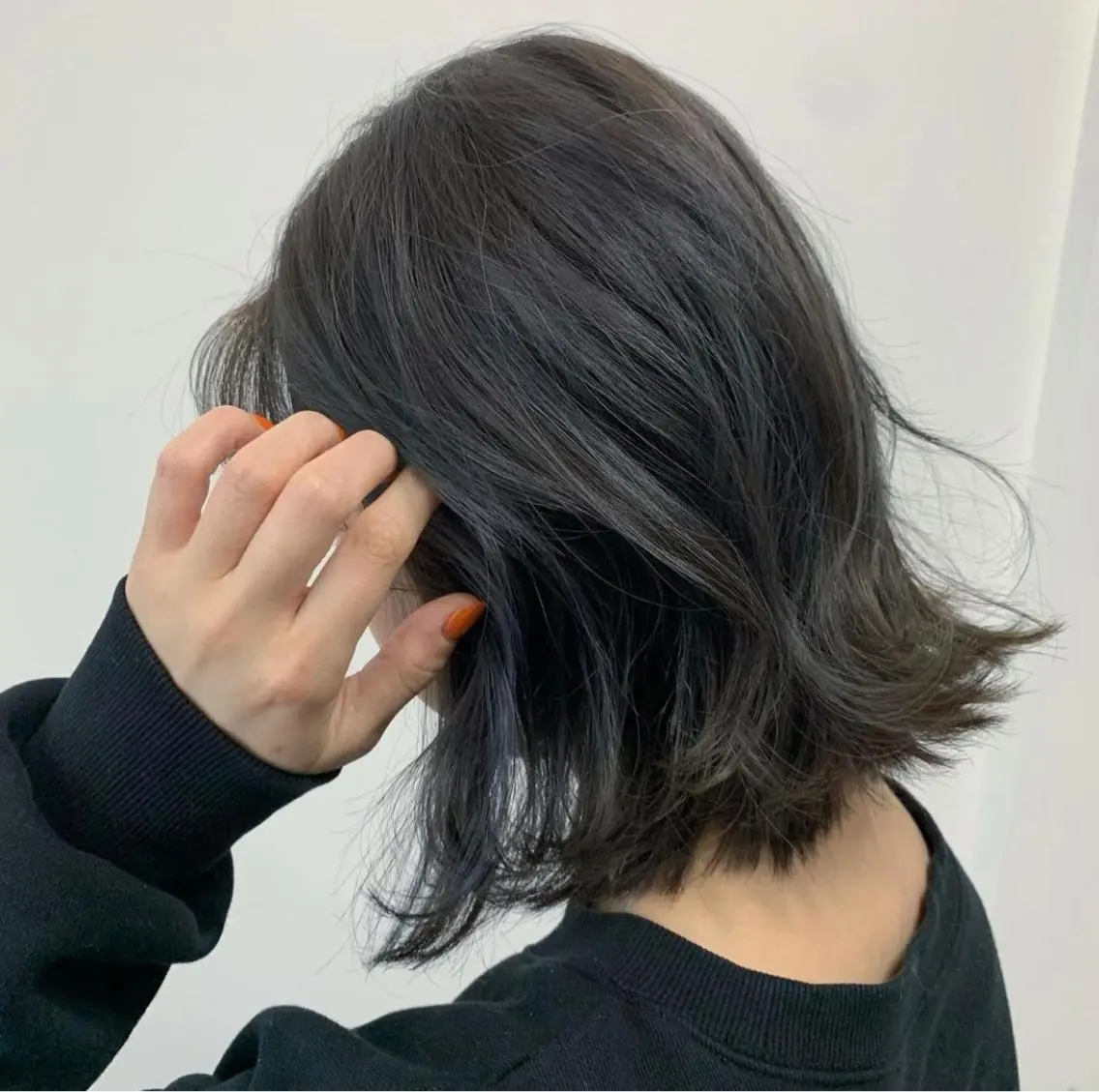 ミディアム カラー アッシュ 黒髪 ブリーチ ブルーカラー ブルーブラック 赤み無し柔らかカラー 【梅田】madokaのヘアスタイル