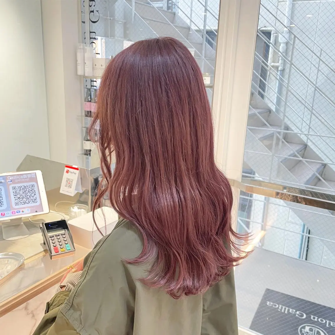 ロング カラー ヘアアレンジ アッシュ ピンクカラー ピンクアッシュ ヘアカラー トリートメント ヘッドスパ ヘアセット 艶カラー✨縮毛矯正✨ 翁長孝輔のヘアスタイル