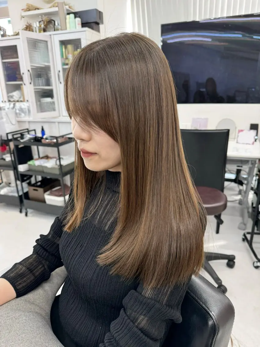 ロング カラー ベージュカラー ケアカラー 透明感カラー オリーブベージュ 会田有紀 /切りっぱなしボブのヘアスタイル