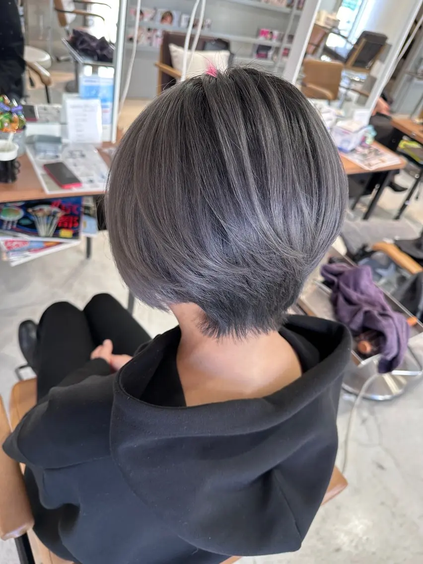 ショート カラー バレイヤージュ レイヤーカット ショートヘア レイヤーブリーチ特化 ホワイト専門/岸のヘアスタイル